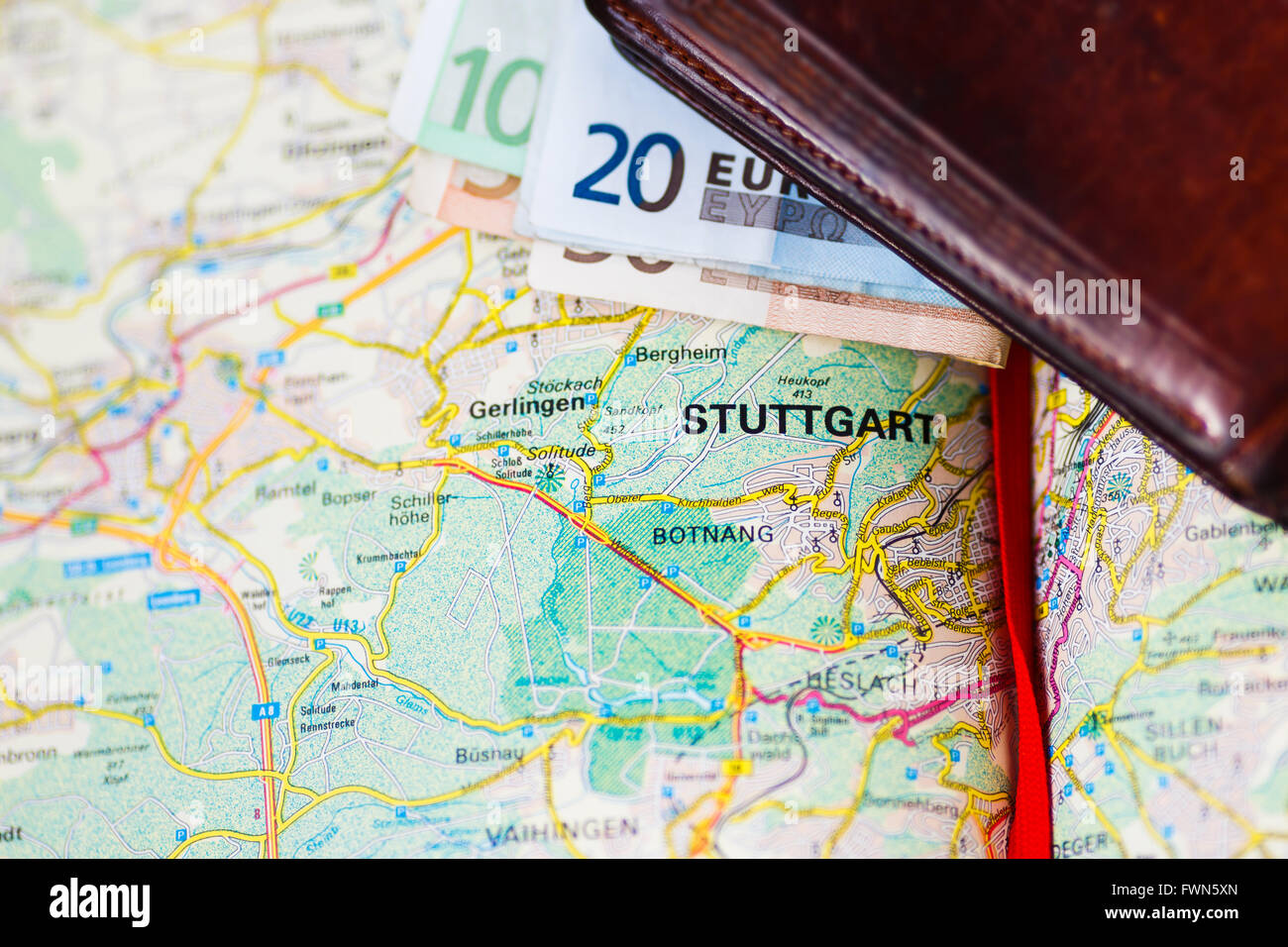 Los billetes dentro de billetera en un mapa geográfico de Stuttgart, Alemania Foto de stock
