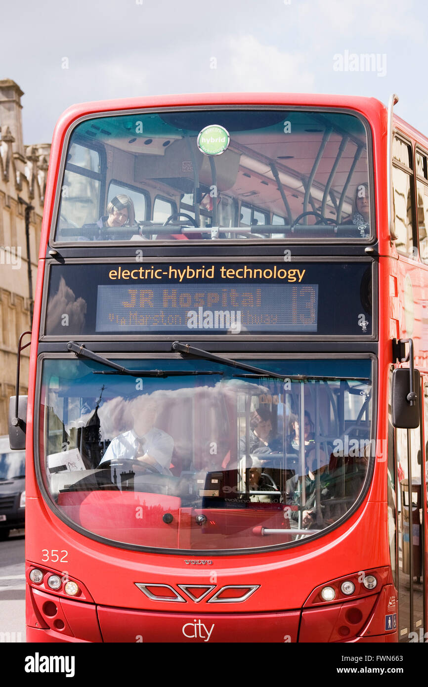 Autobús de tecnología híbrida eléctrica en el centro de la ciudad de Oxford. Foto de stock
