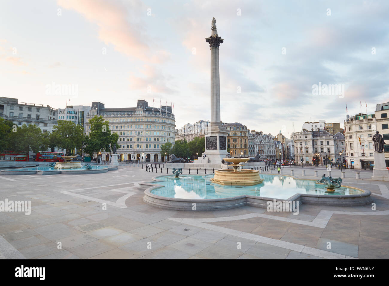 Vacíe Trafalgar Square, muy temprano en la mañana en Londres, nadie Foto de stock