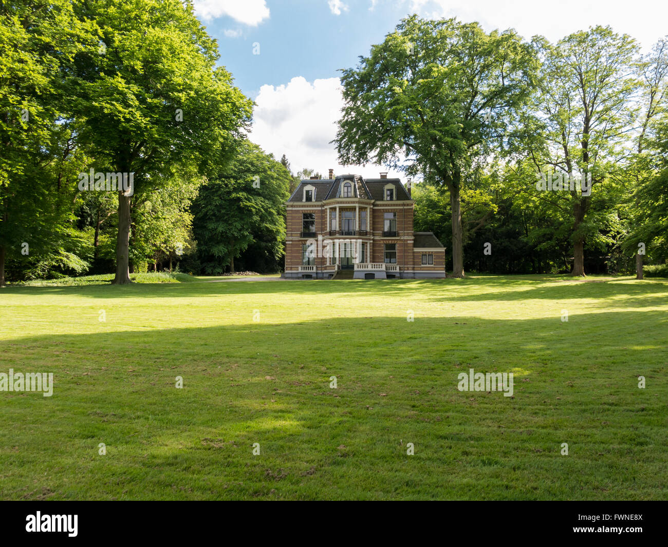 Manor Estate Benthuijs rodeada de árboles y césped en Baarn, Países Bajos Foto de stock
