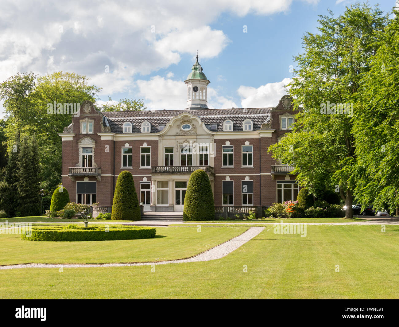 Manor Estate Rusthoek rodeada de árboles y césped en Baarn, Países Bajos Foto de stock