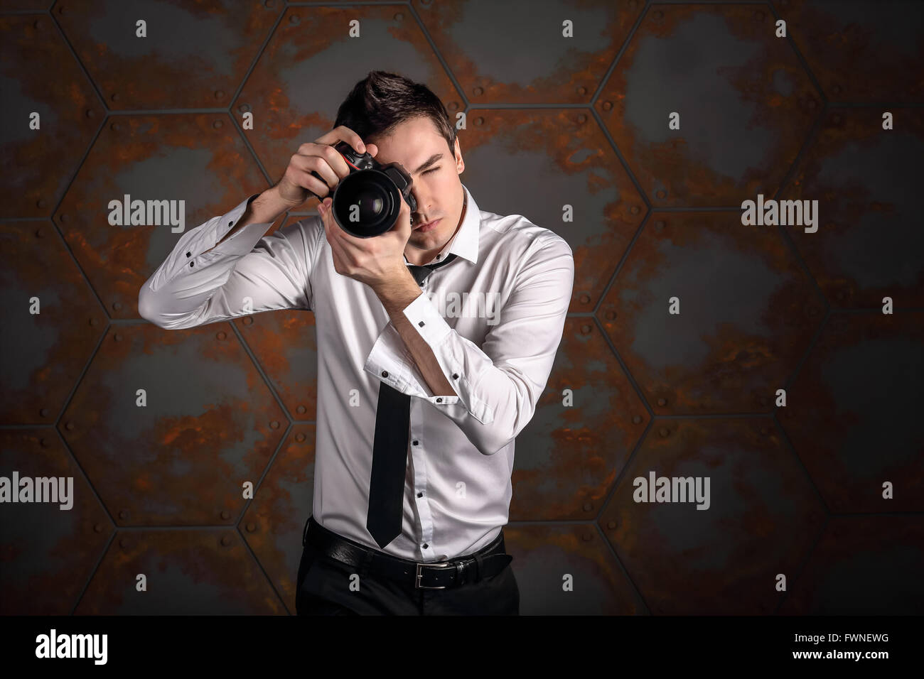 Fotógrafo en estudio como un modelo Foto de stock
