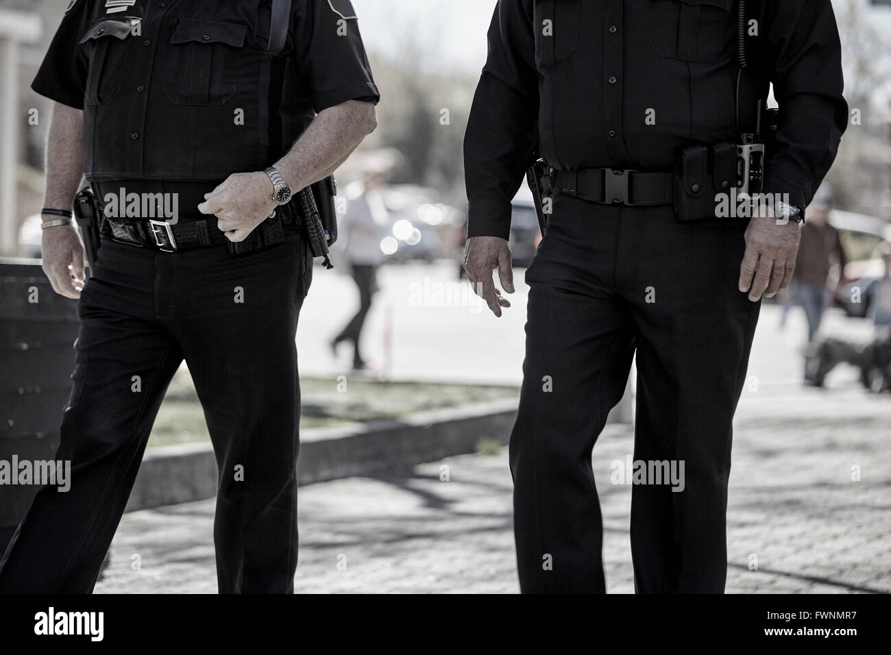 Oficial de policía encargados de hacer cumplir la ley sobre la guardia de patrulla en uniforme con armas Foto de stock