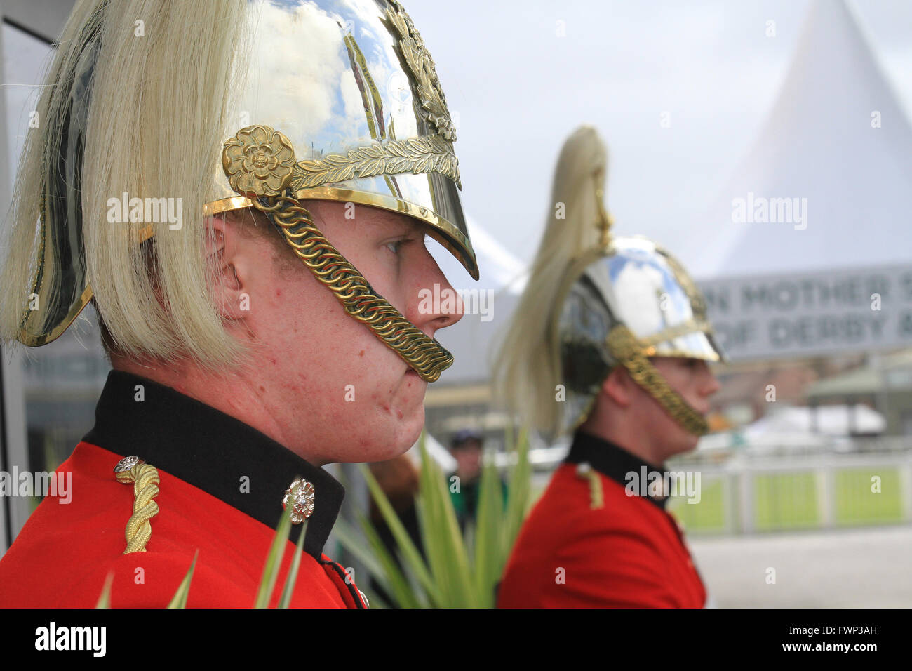 Yeoman Ejército Británico Guardia de Honor, soldados de la Reina en Damas  día en el 2016 Grand National Aintree, Liverpool, Merseyside, Reino Unido  Fotografía de stock - Alamy
