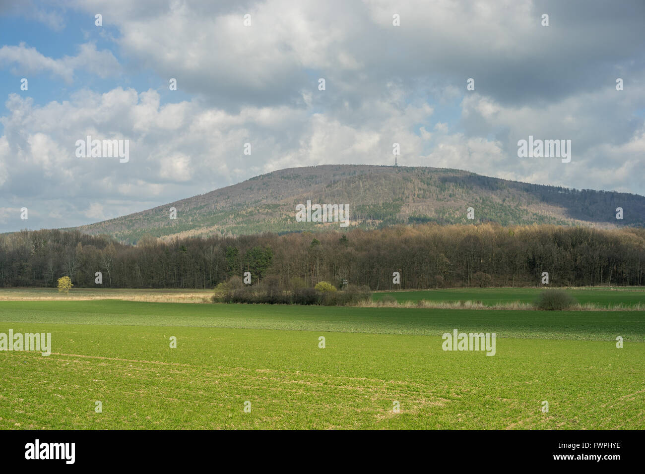 Monte Sleza soleada de primavera con el cielo y el verde de sus campos Baja Silesia Zobtenberg Nieder Schlesien Foto de stock