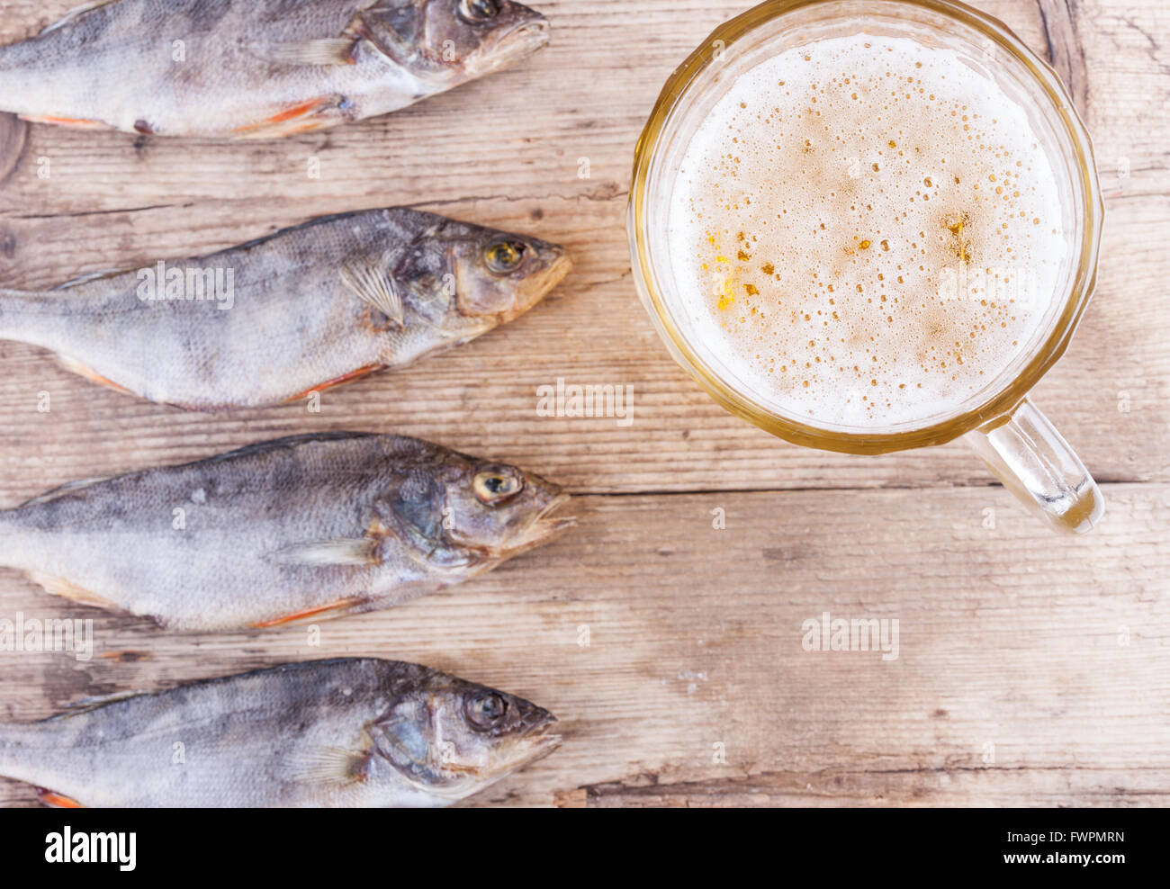 La cerveza y el pescado en el fondo de la vista de la mesa Foto de stock
