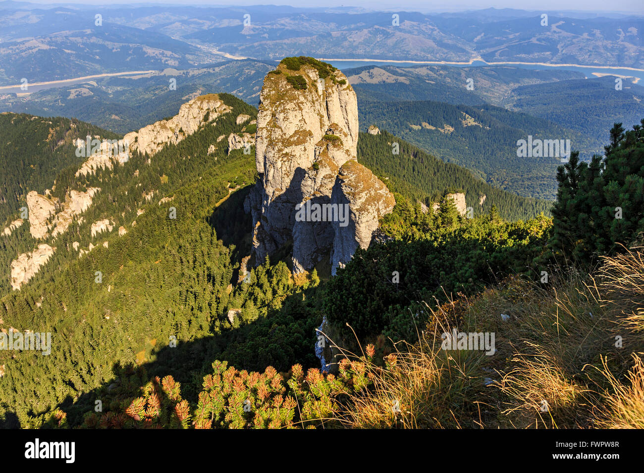 Torre de montaña pico de verano sobre pinos enanos Foto de stock