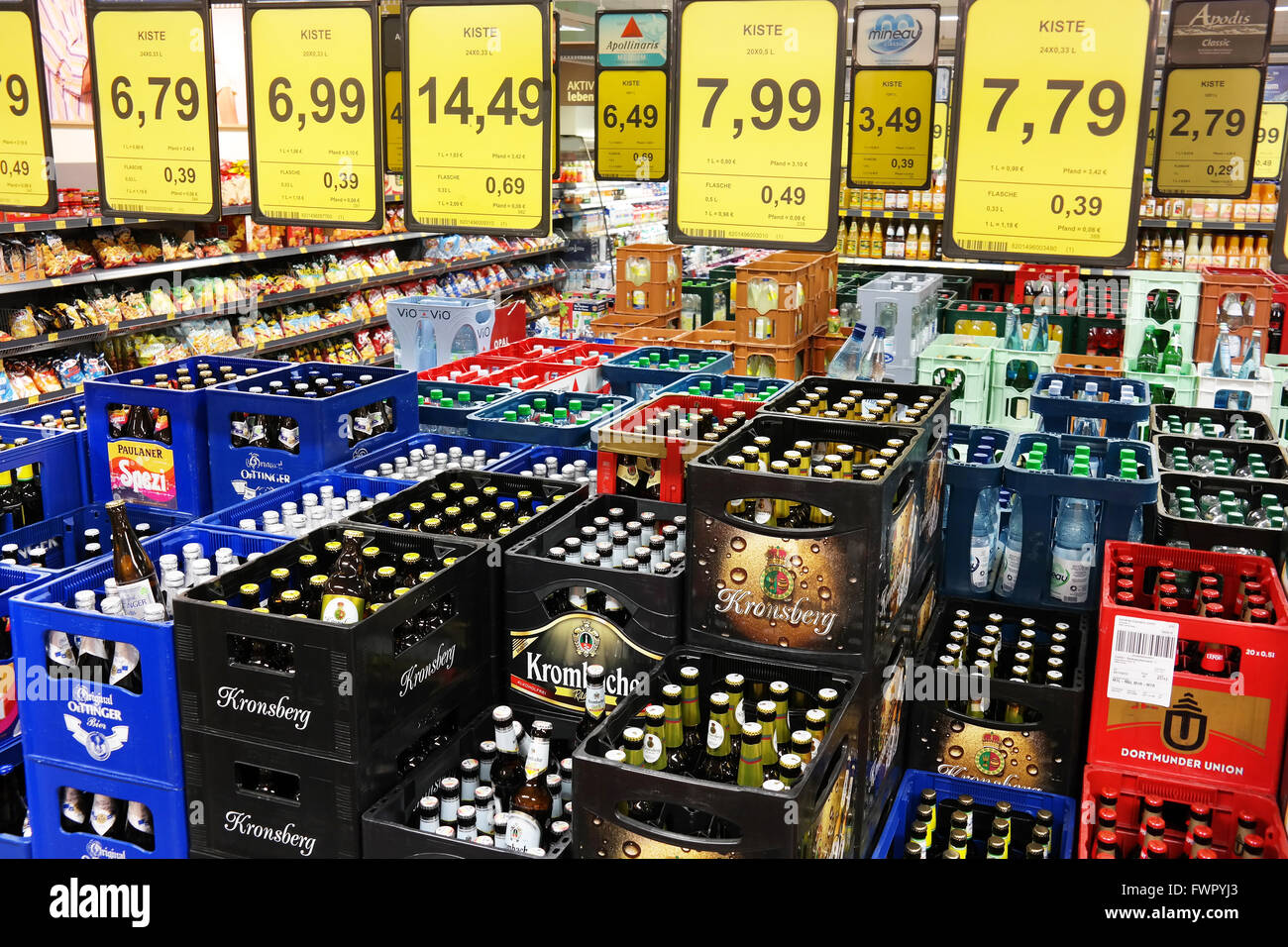 Pilas de cajas de bebidas en un supermercado de Combi Fotografía de stock -  Alamy
