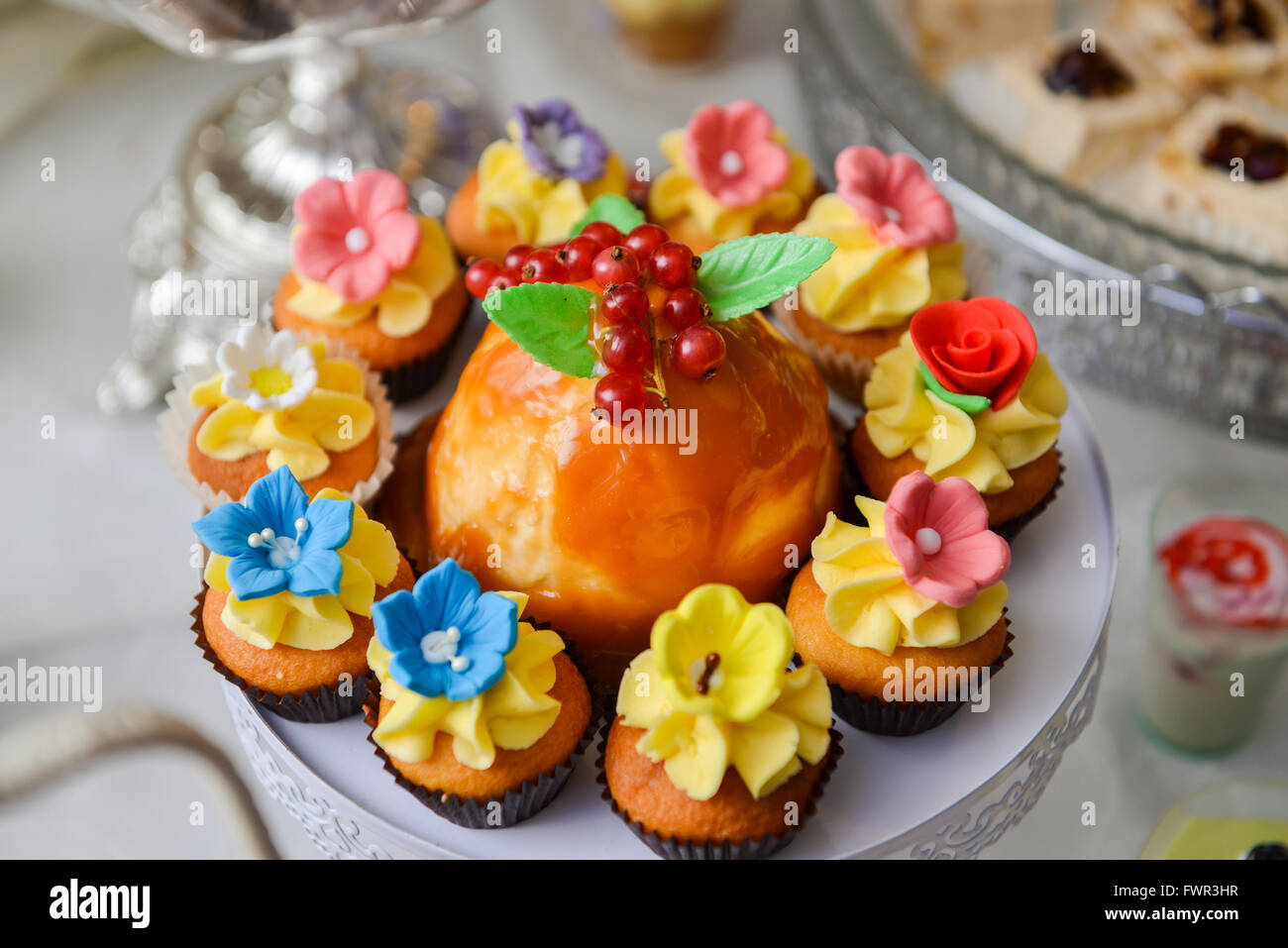 Un montón de pastelitos de colores en luz natural Foto de stock