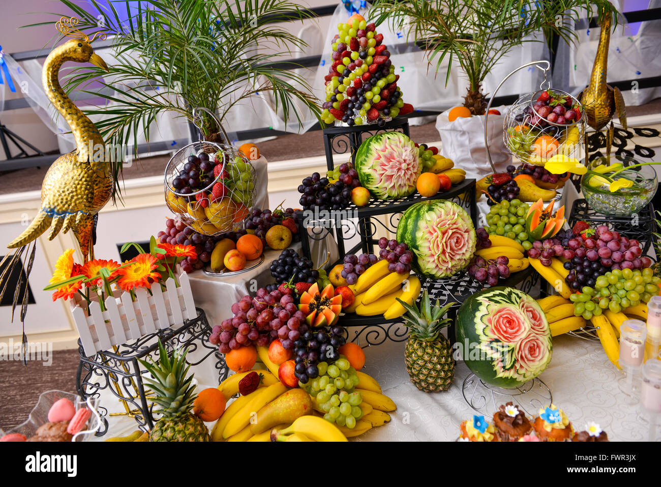 Otro tipo de frutas en la mesa, el día de la boda Foto de stock