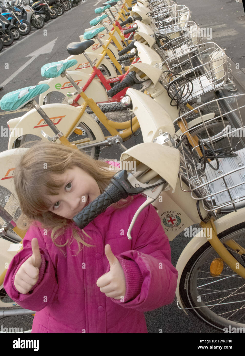 Alamy, actividad, Milán, bicicletas, alquiler de bicicleta, bicicleta, romper, capital de Italia, la ciudad rosa, conformidad, ciclo, dedos hacia arriba, feliz Foto de stock