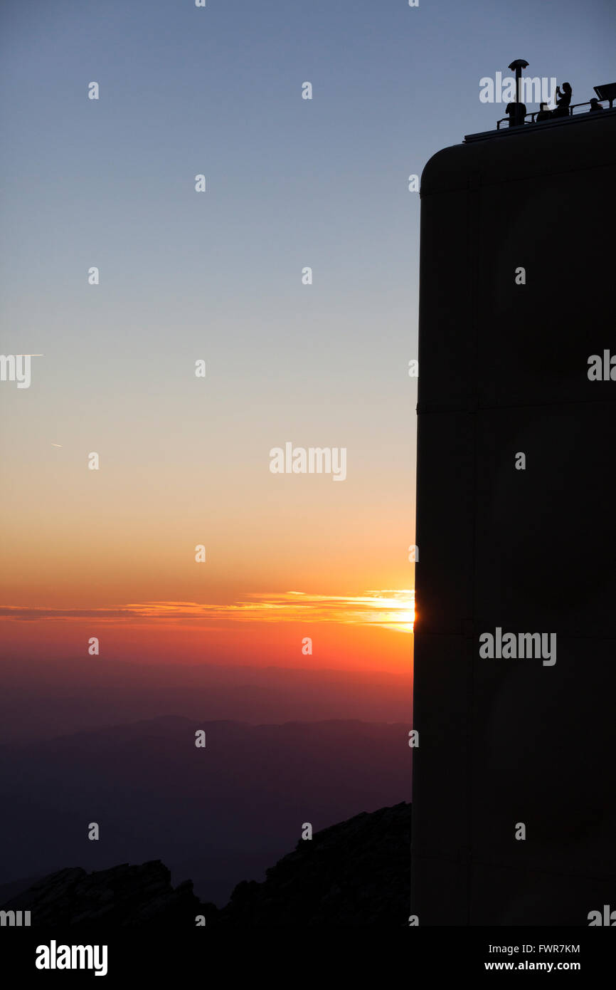 La gente contemplando el atardecer, en la estación de montaña Säntis, Appenzell, Cantón de San Gallen, Suiza Foto de stock