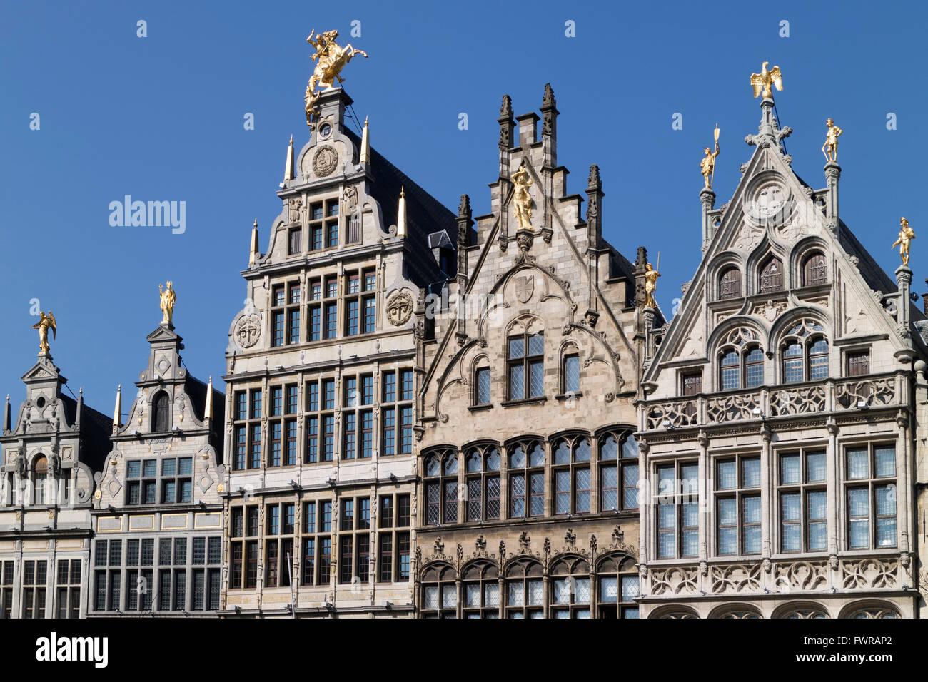 Fila de fachadas de casas gremiales flamenca en el Grote Markt, en Antwerp, Bélgica. Foto de stock