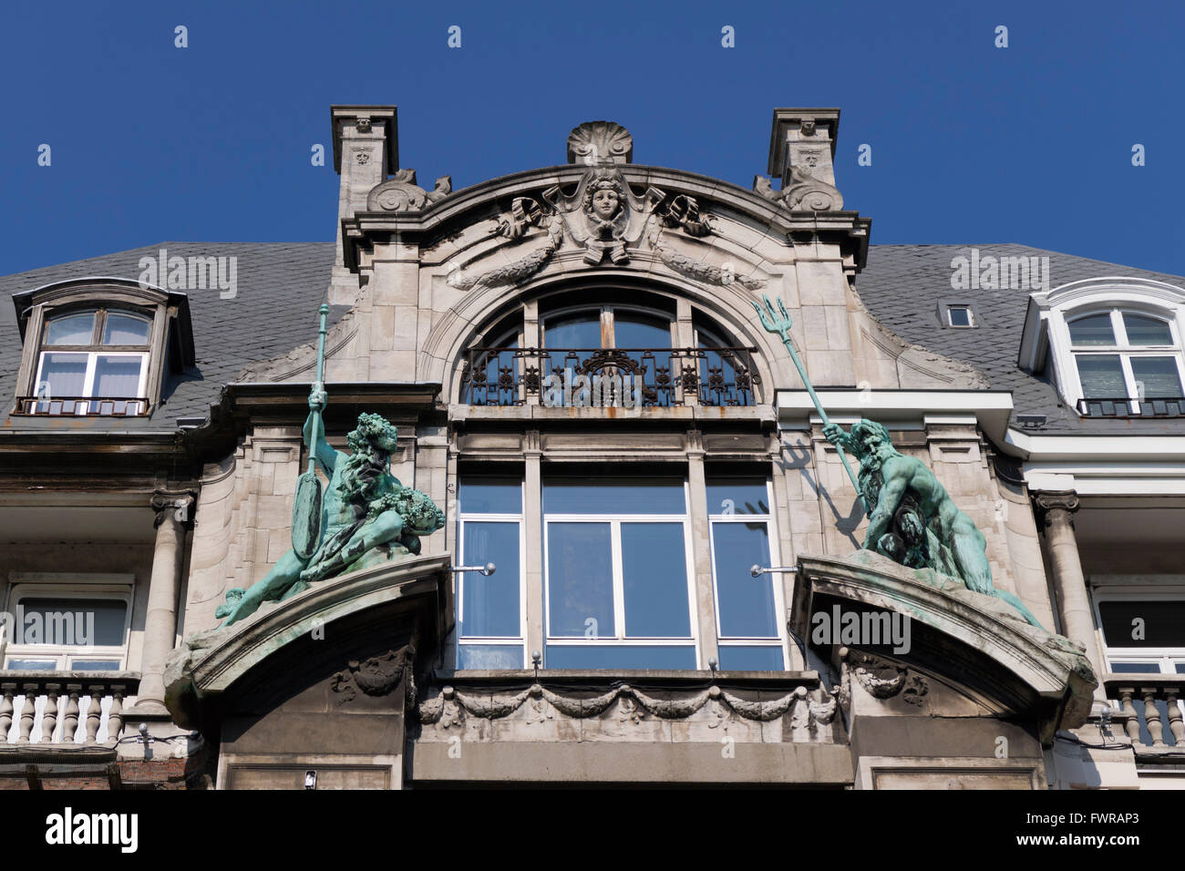 Estatuas sobre el sobre el Suikerrui Hansahuis en Antwerp, Bélgica. Foto de stock