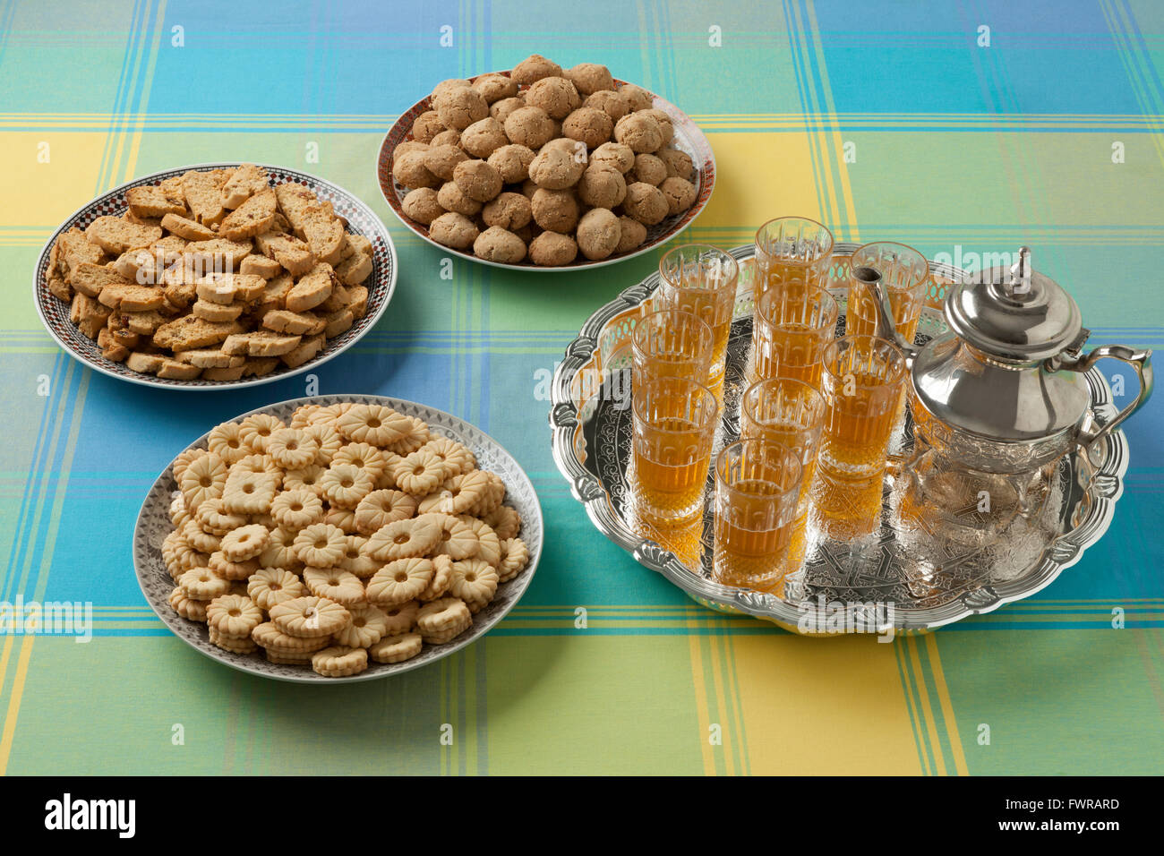 Platos festivos marroquí con té y galletas caseras Foto de stock