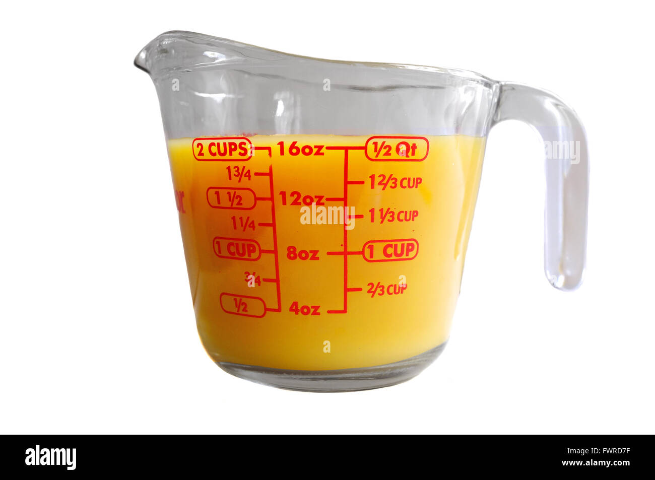 Líquido de color naranja en una jarra medidora de Pyrex fotografiado contra  un fondo blanco Fotografía de stock - Alamy