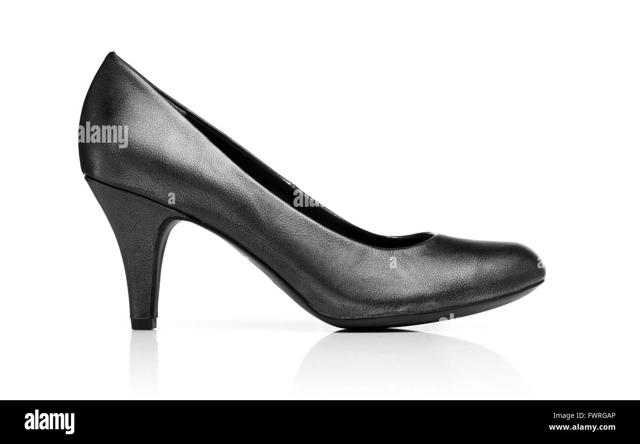 Señoras gris oscuro zapato bomba aislado en blanco con reflexión. Foto de stock