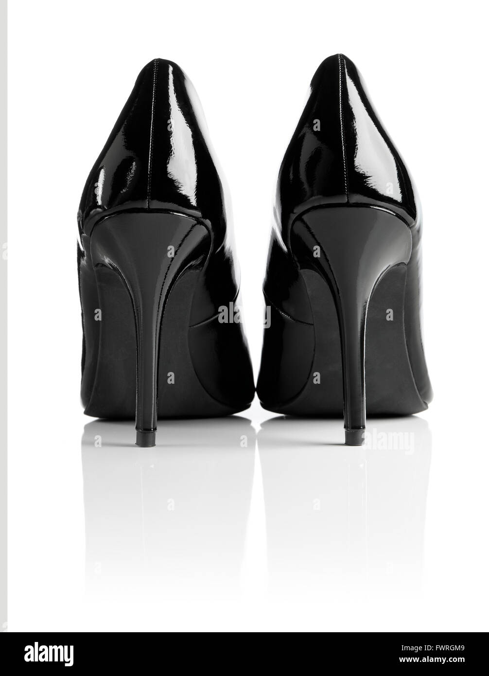 Charol negro brillante Stiletto talón bombas aislado en blanco con reflexión natural. Foto de stock