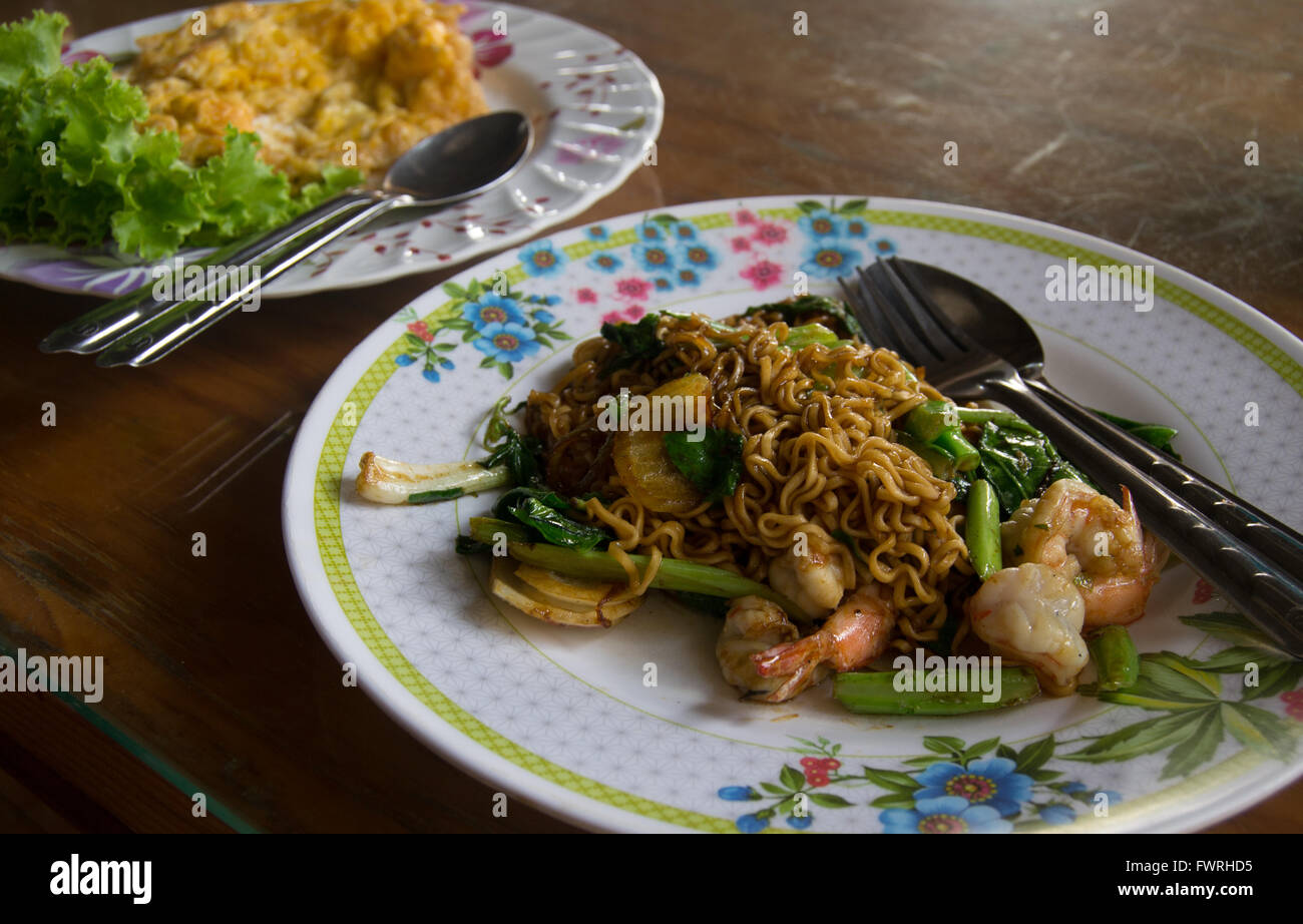 Sabrosa comida tailandesa hecha por mariscos, especias, fideos Foto de stock