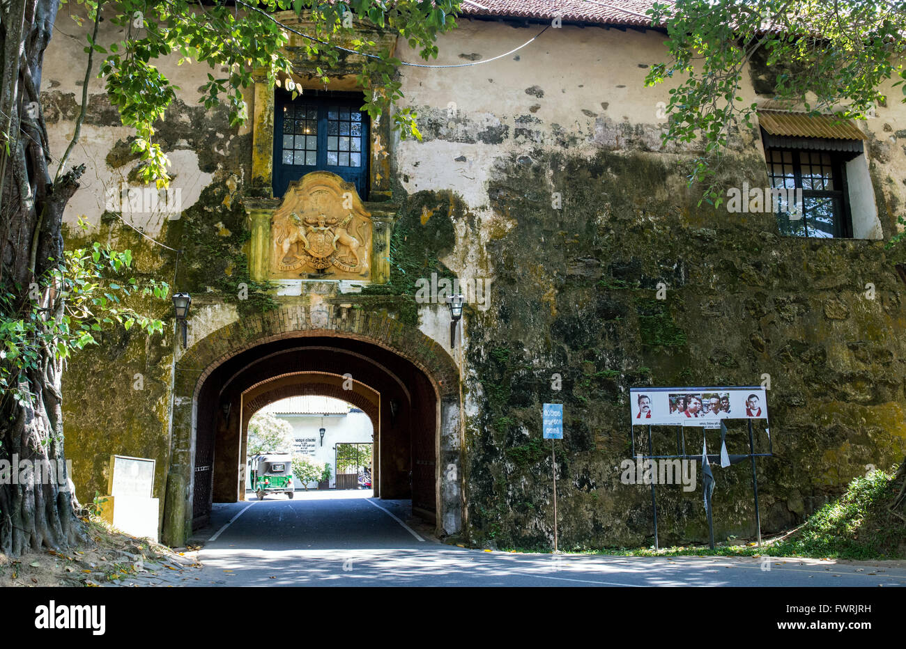 Queens Street, antigua puerta de la fortaleza de Galle, Sri Lanka, con el escudo de armas británico y el lema 'Dieu et mon Droit' Foto de stock