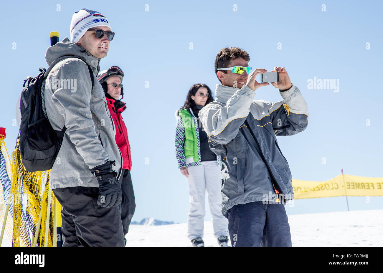 La gente ve un párrafo Glider Ski La Plagne Francia Foto de stock