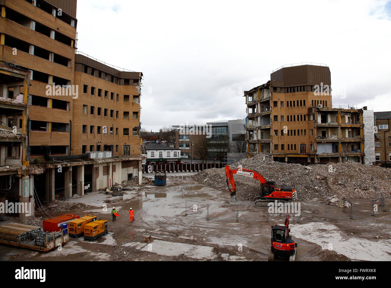 Una vista de la demolición del edificio del Centro Administrativo Tameside que está siendo demolido como parte de la 'Visión' Tameside Foto de stock