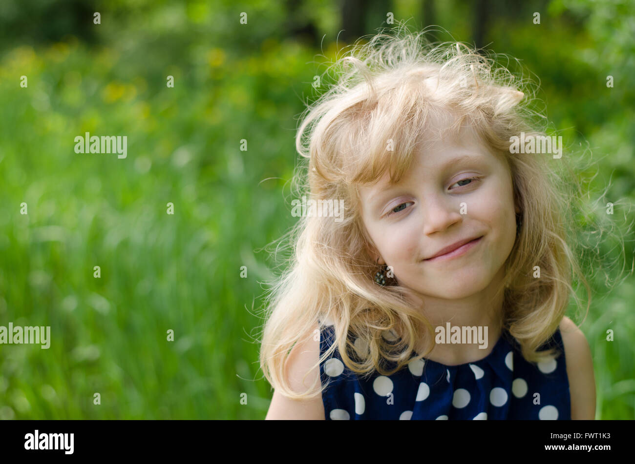 Retrato de feliz chica rubia Foto de stock