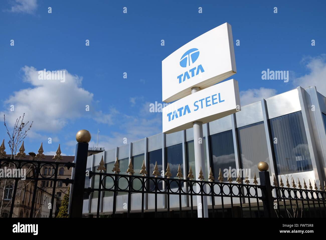 Tata Steel firmar fuera de la oficina principal de la planta de Sheffield, Stocksbridge Foto de stock