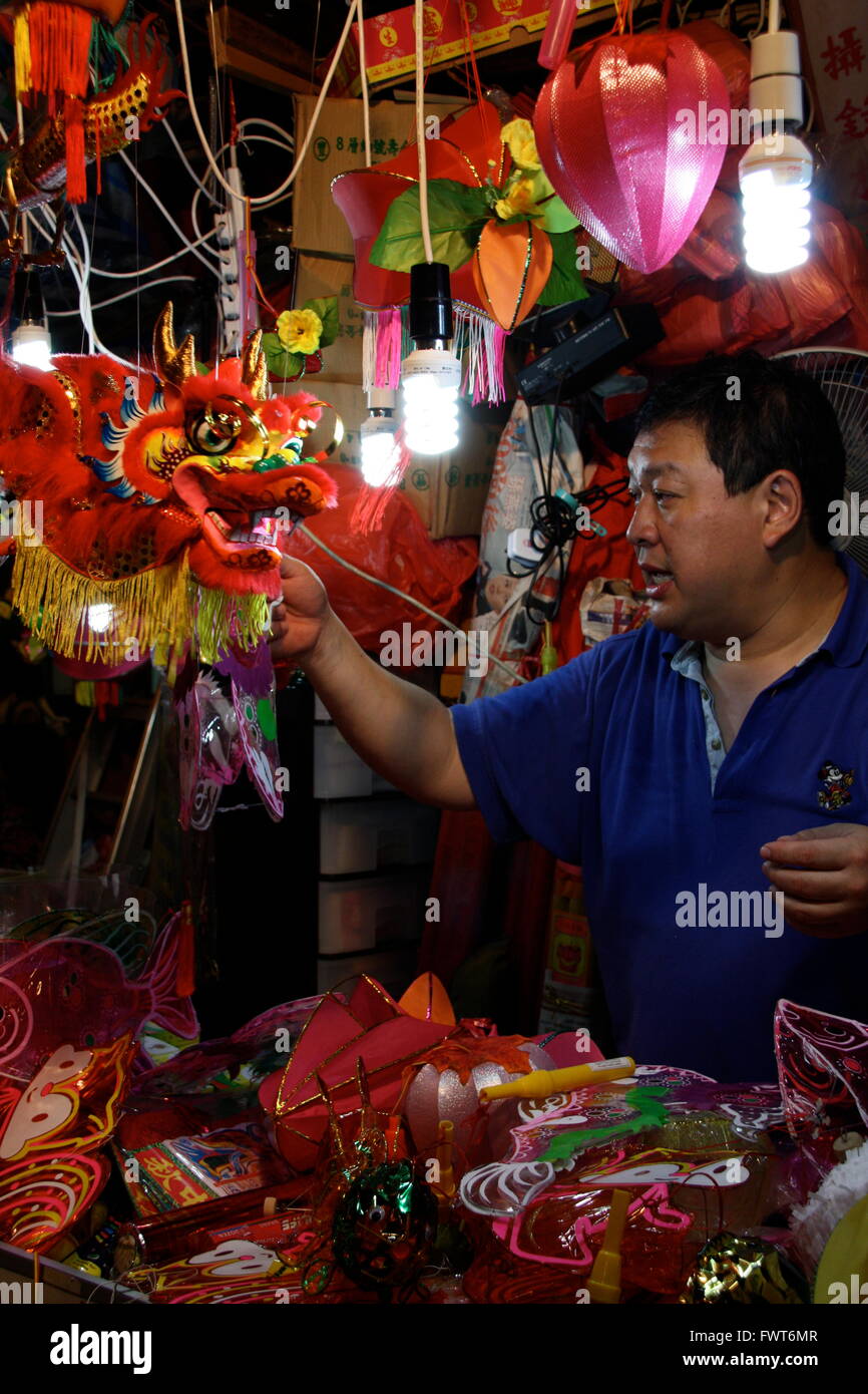 Un hombre vendiendo linternas como parte de la Linterna Mid-Autumn Festival en Hong Kong Foto de stock