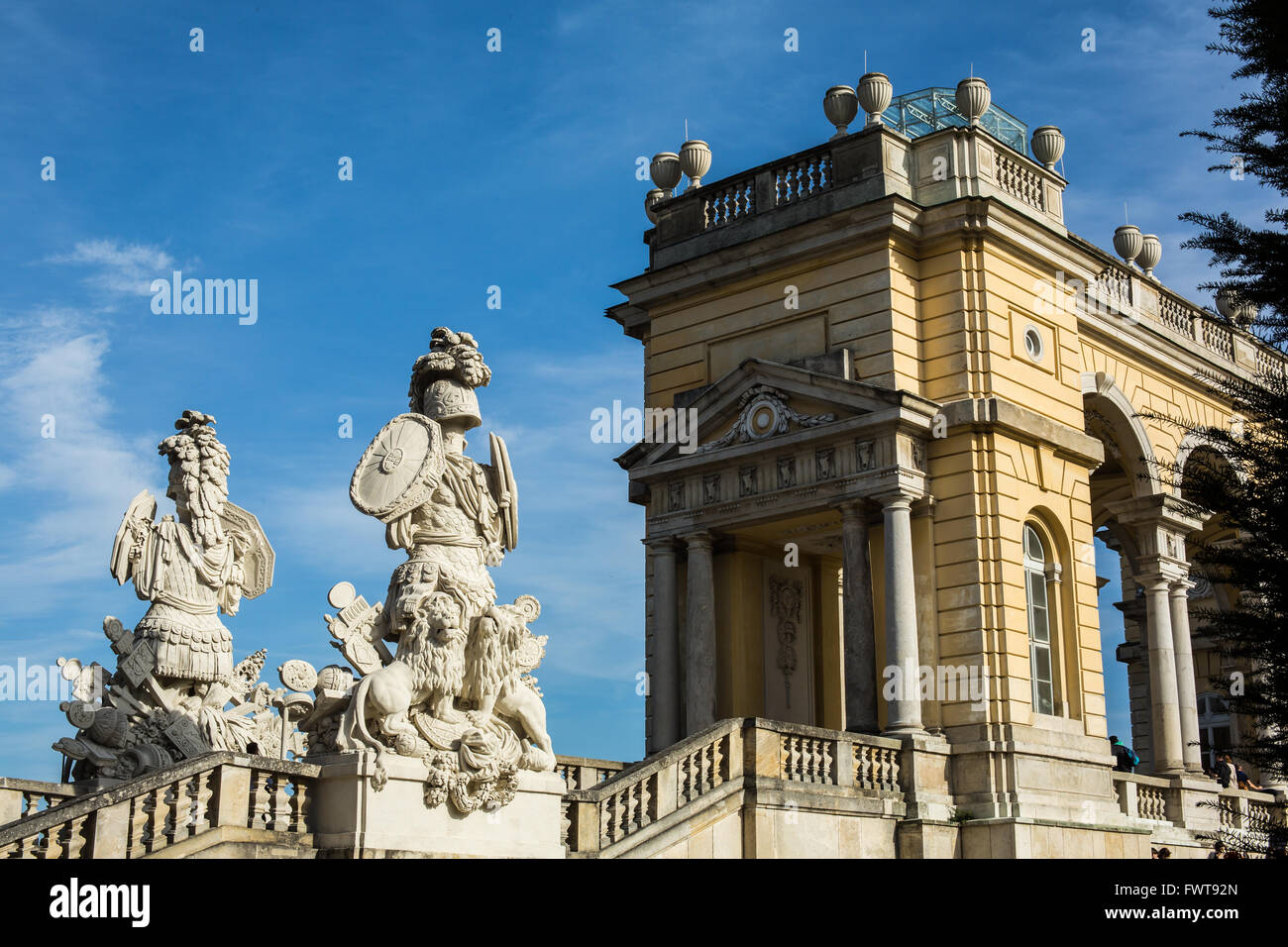 Viena, Austria - 27 de octubre: en Schloss Schonbrunn Gloriette Garten el 27 de octubre de 2013 en el Palacio de Schonbrunn. El palacio y Foto de stock