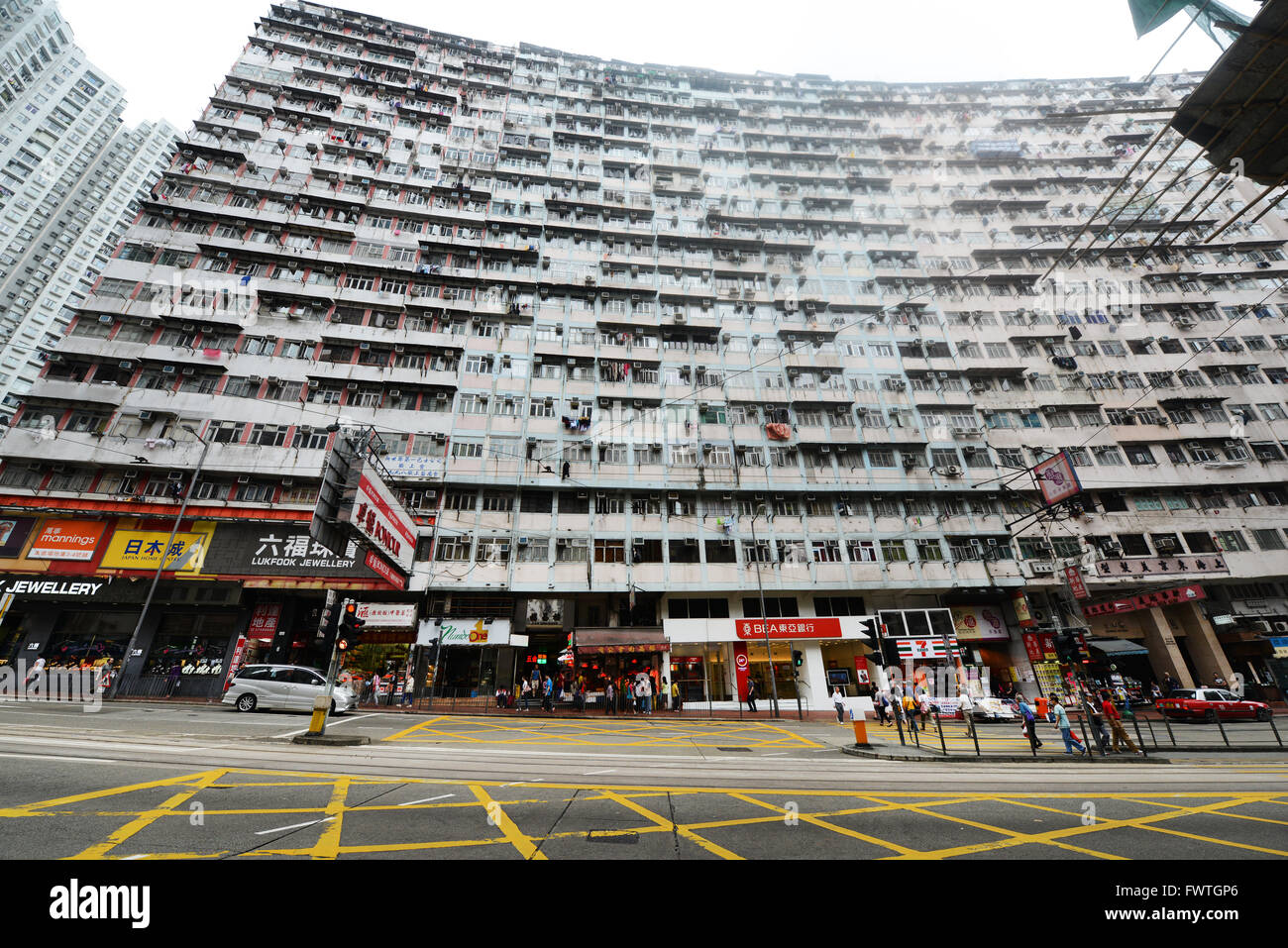 Grande y viejo edificio residencial del gobierno de Hong Kong. Foto de stock