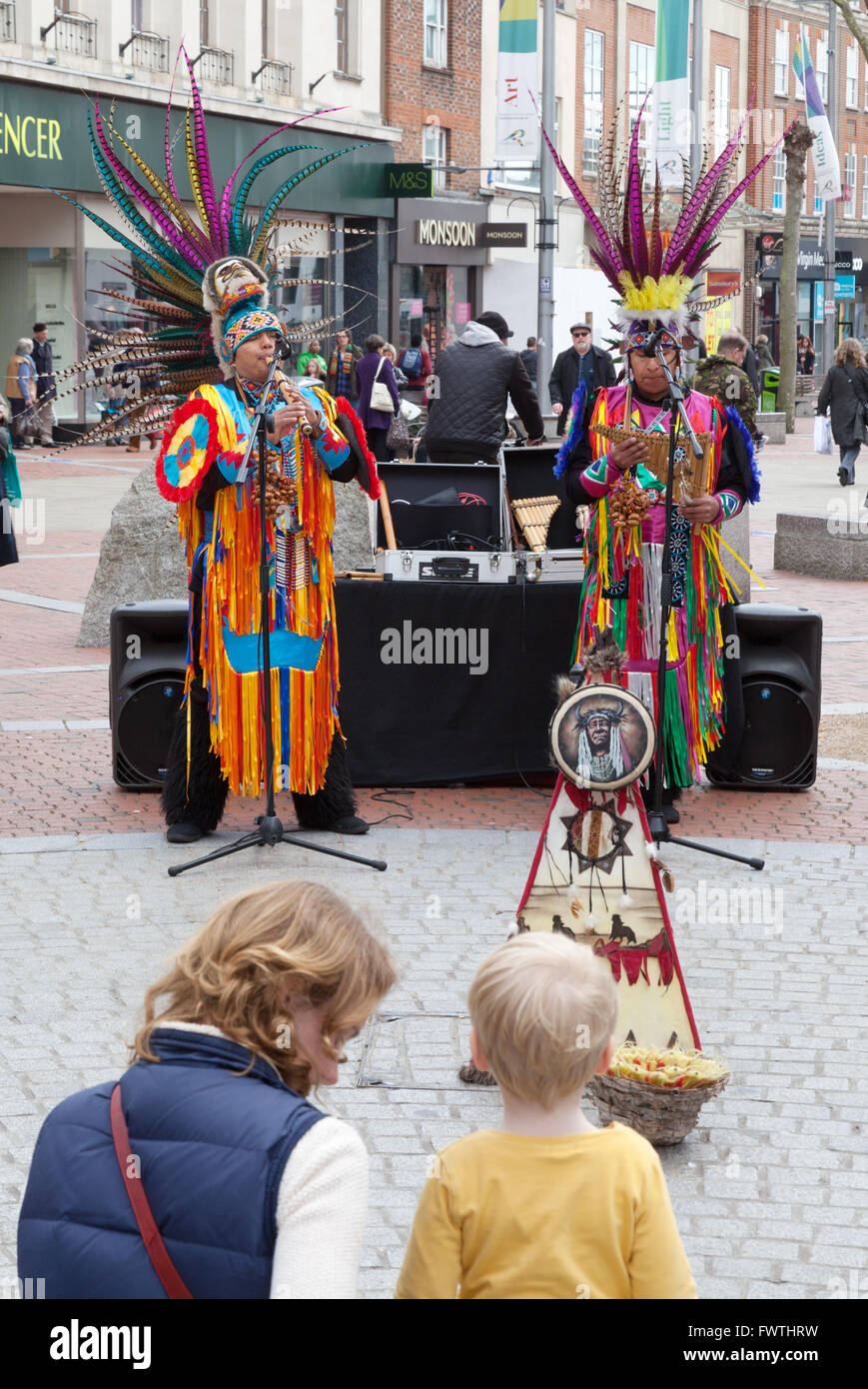 La madre y el niño escuchando a músicos de América del sur peruano, música en la calle Broad Street, Reading Berkshire Reino Unido Foto de stock