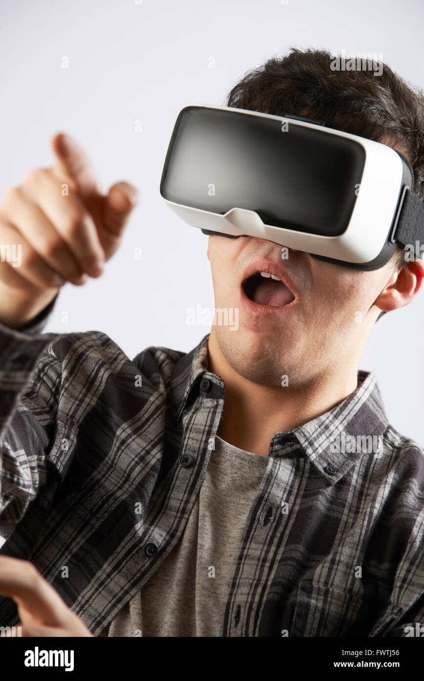 Joven hombre vestido con casco de realidad virtual Foto de stock