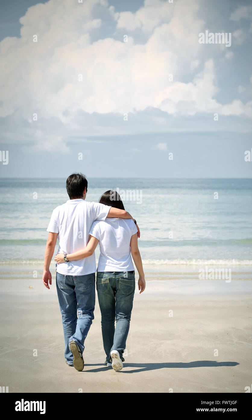 Las parejas románticas para caminar juntos en la playa Fotografía de stock  - Alamy