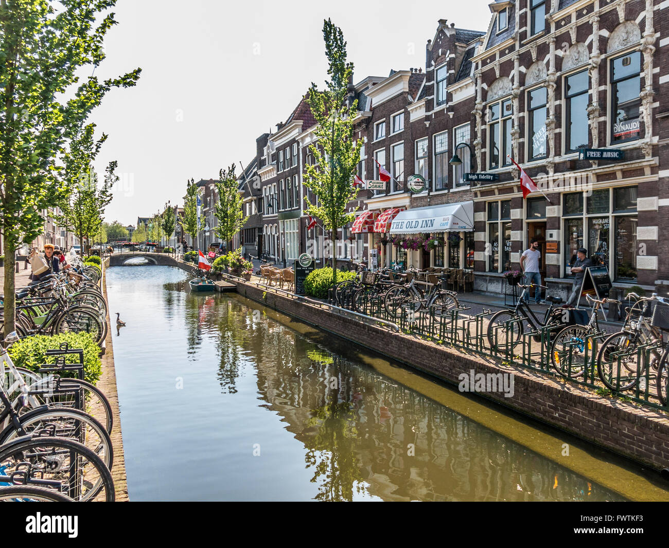 Bicicletas y casas antiguas en canal Turfmarkt en Gouda, Países Bajos Foto de stock