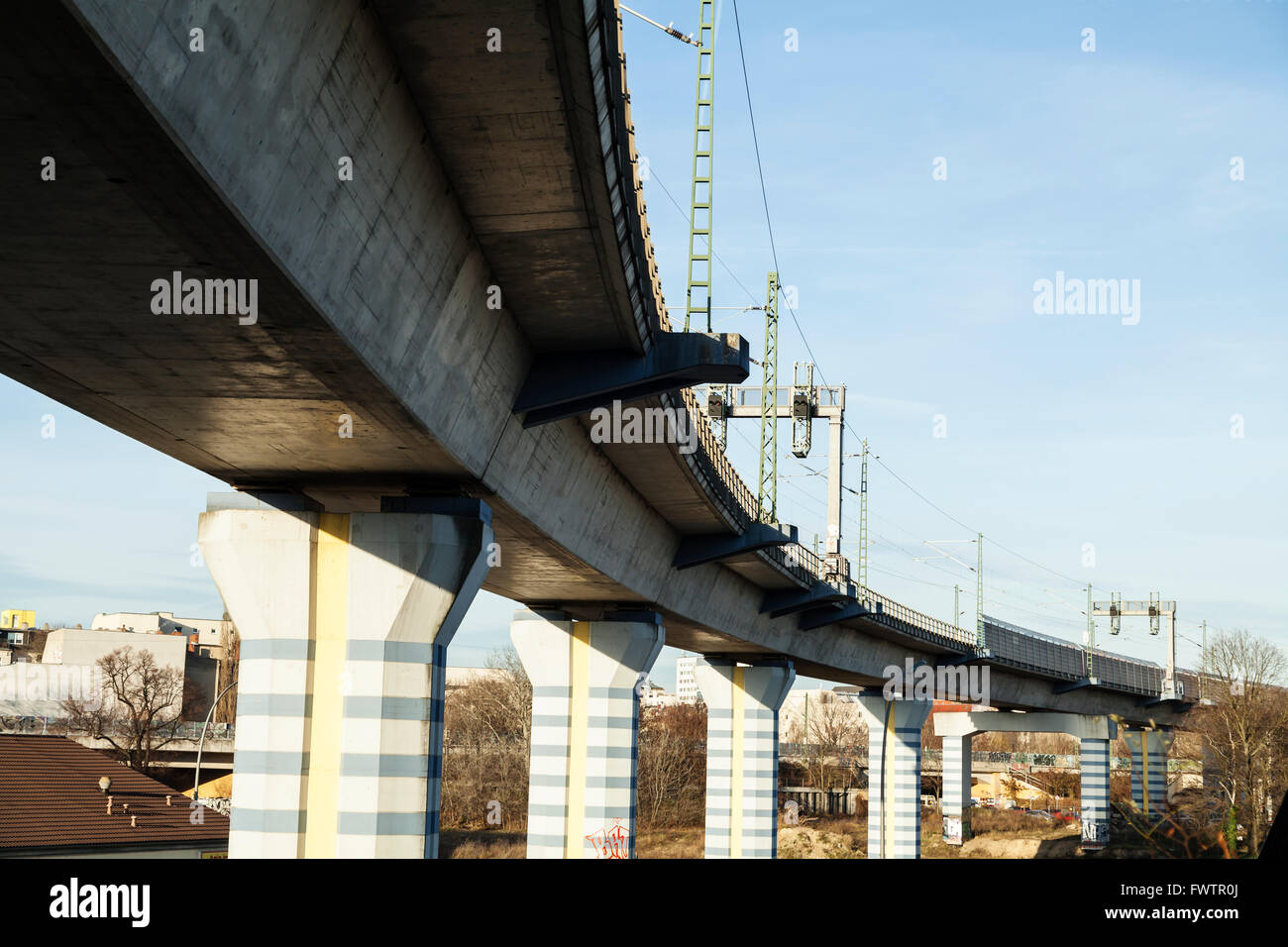 Puente de ferrocarril en Berlín Moabit/Bodas Foto de stock