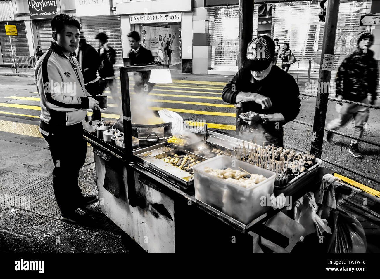Fast food en la noche las calles de Hong Kong Foto de stock