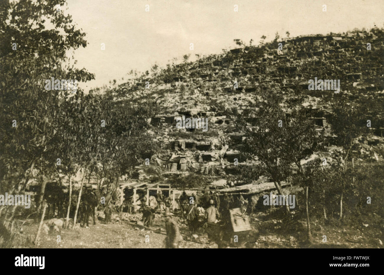 Instalación militar en 800 pies de elevación sobre el Carso, Italia 1916 Foto de stock