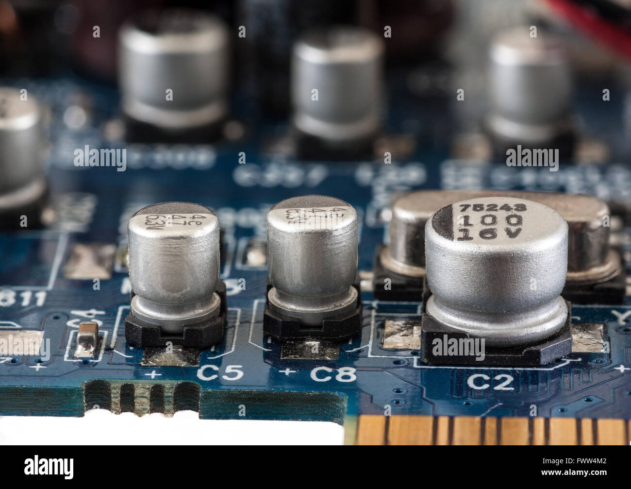 Condensador en ordenador, placa de circuito impreso closeup Fotografía de  stock - Alamy