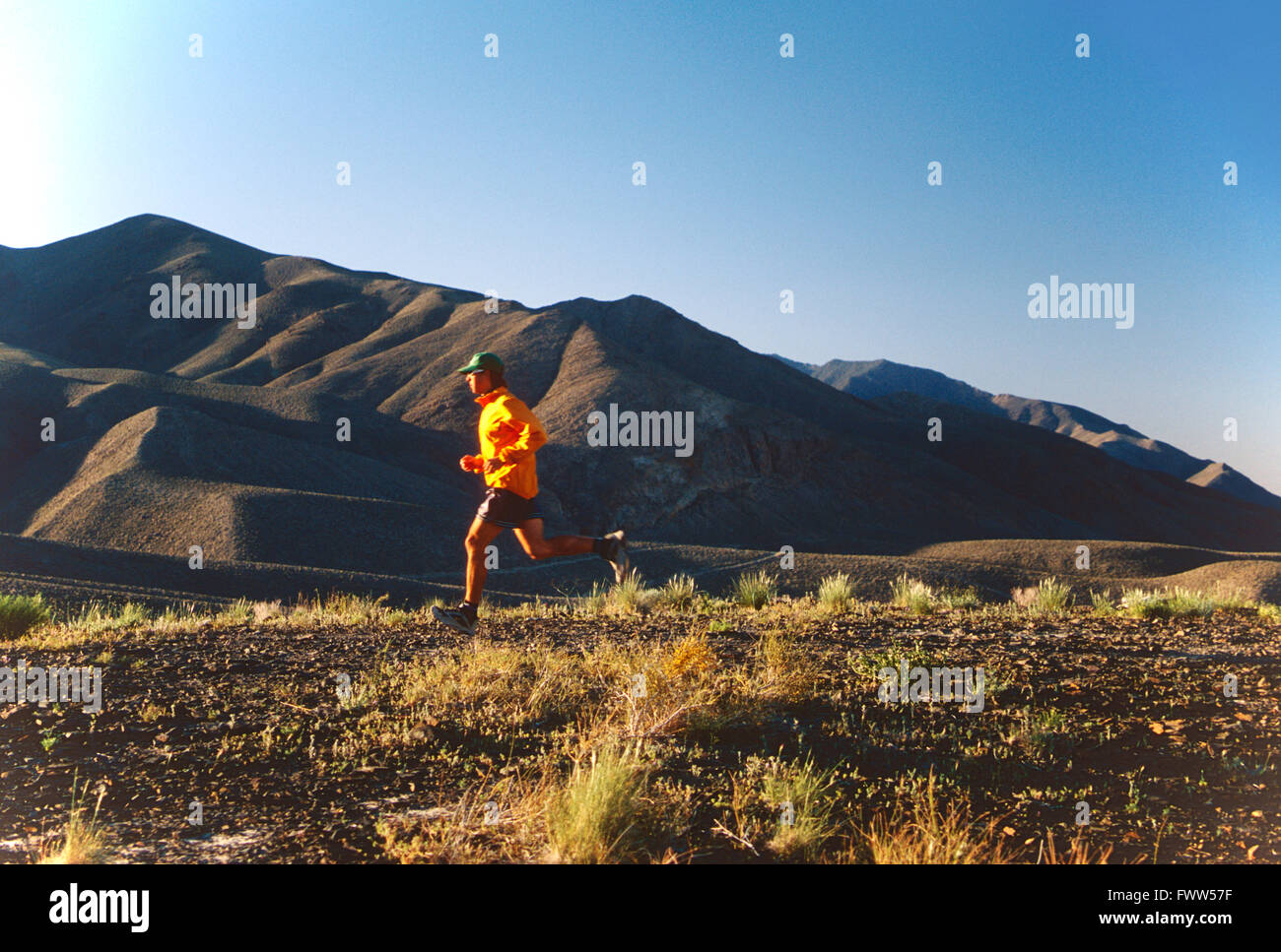 Colocar macho joven atleta Trail Runner en Sierra Nevada, California, faldas Foto de stock