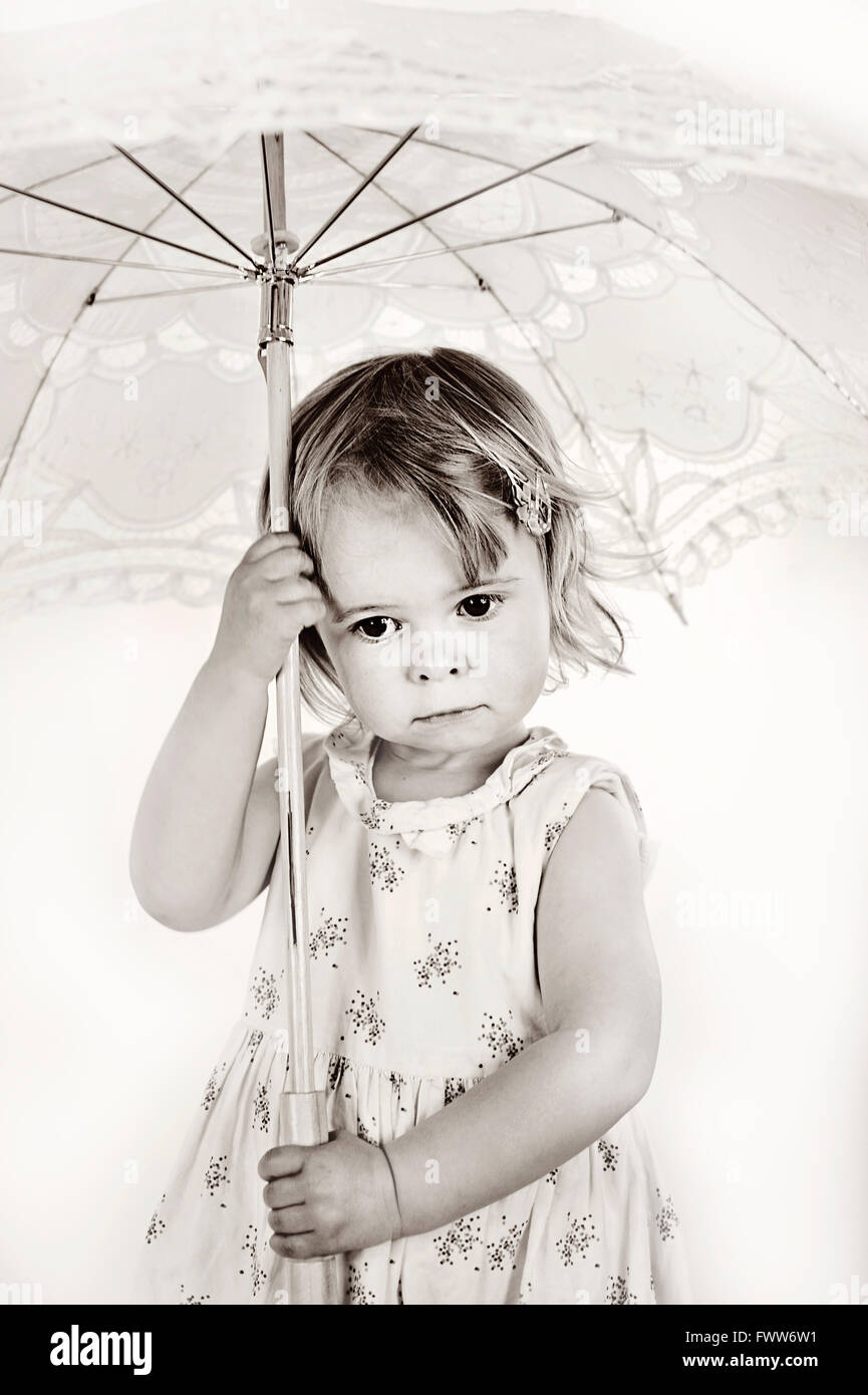 Poco triste chica con paraguas Foto de stock