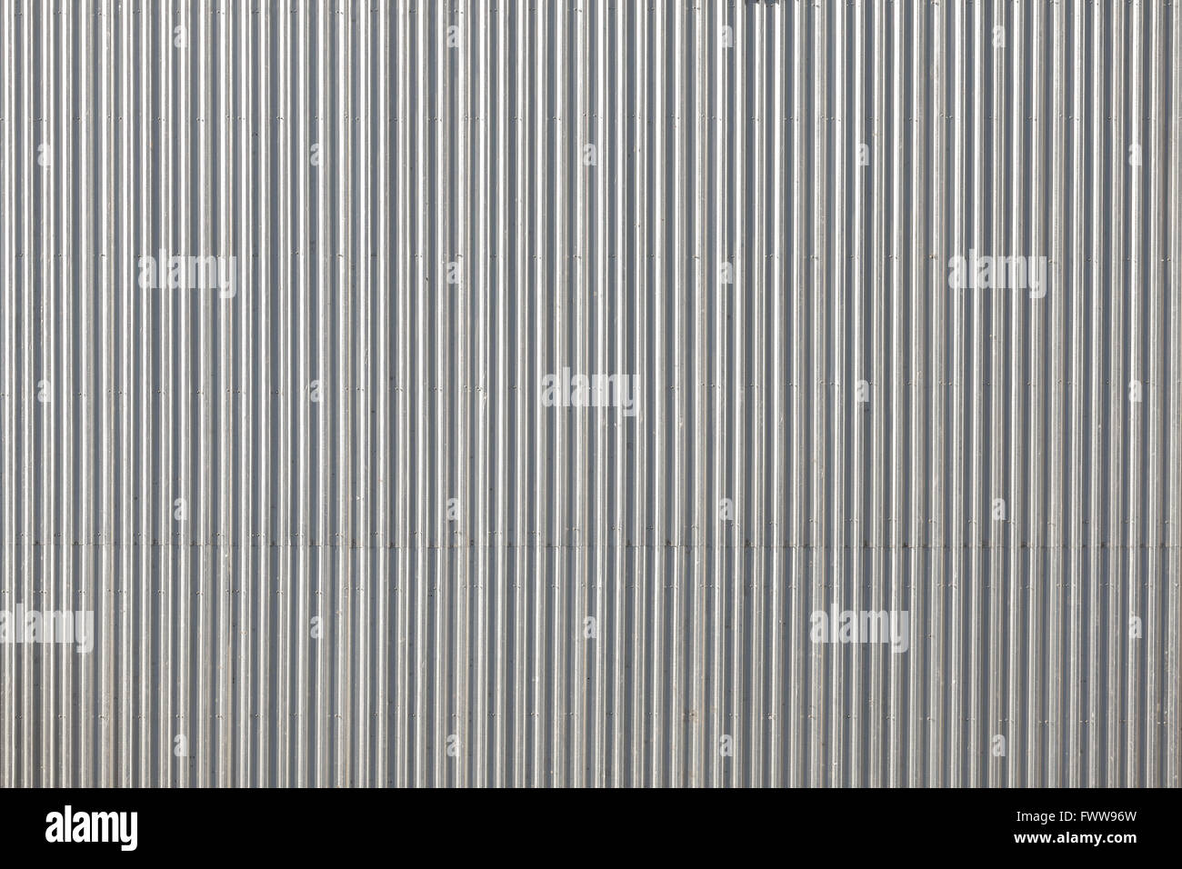 Techo de metal corrugado, fotografía tomada desde arriba, industrial o la textura de fondo. Foto de stock