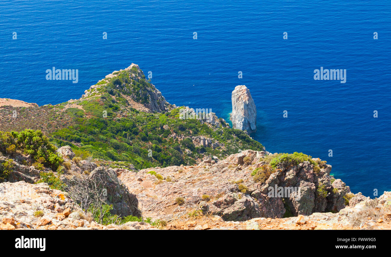 Paisaje de isla mediterránea francesa de Córcega. Corse-du-Sud, Piana región. Rocas costeras y el mar en un día de verano Foto de stock