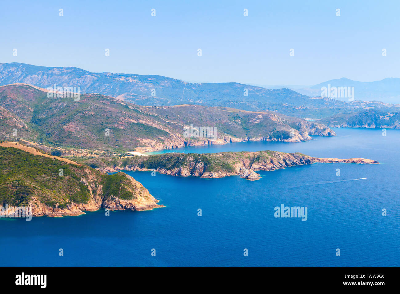 Paisaje de isla mediterránea francesa de Córcega. Corse-du-Sud, Piana región. Las montañas costeras y el mar en un día de verano Foto de stock