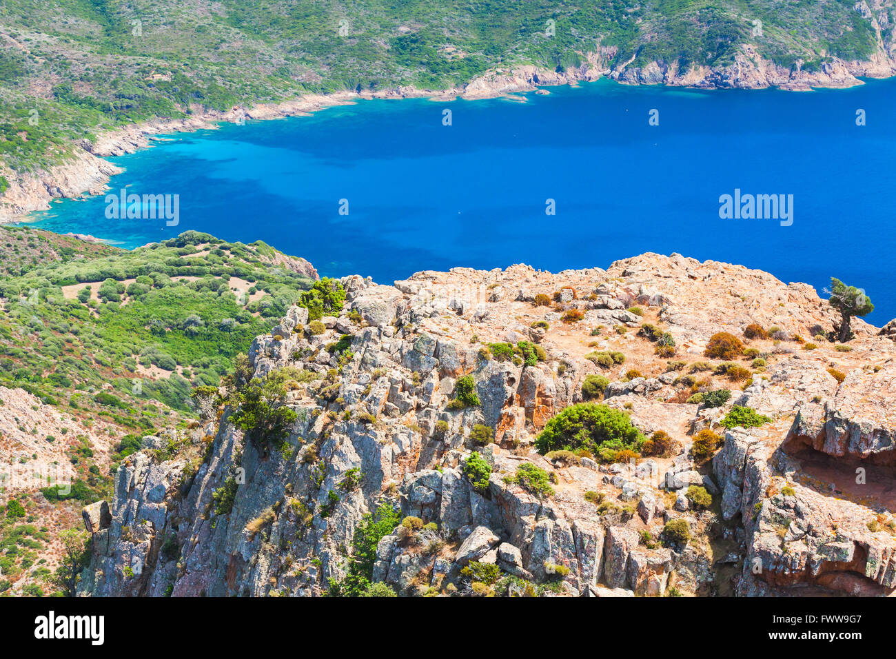 Paisaje de isla mediterránea francesa de Córcega. Piana región. Rocas costeras y el mar en un día de verano Foto de stock