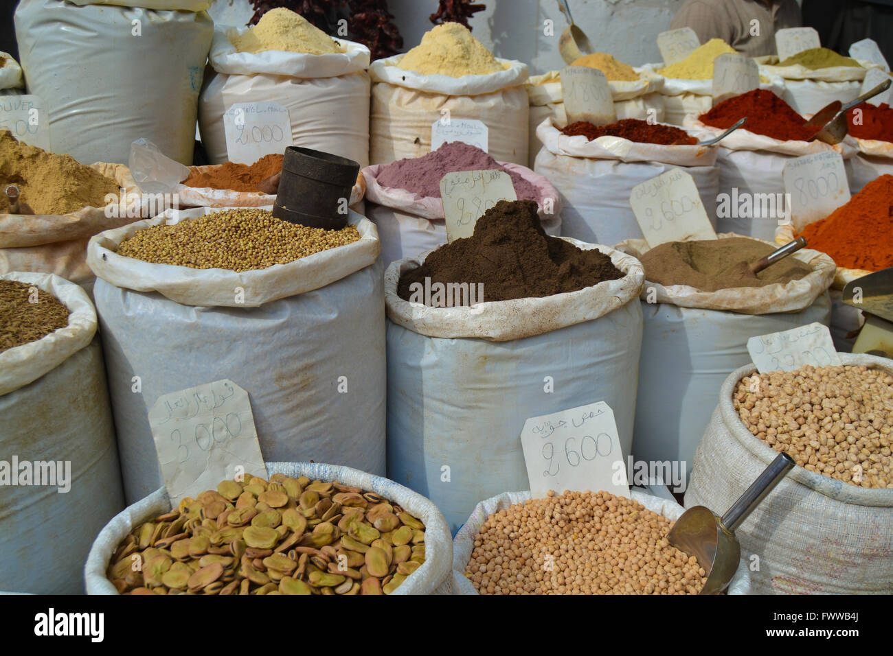 Comercio de especias en el casco antiguo de la ciudad de Sousse, Túnez Foto de stock