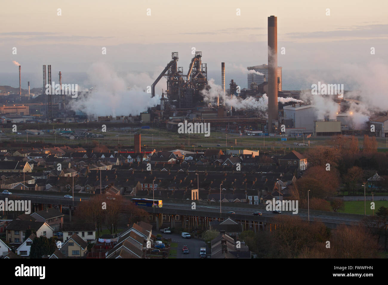 Tata Steel Works, Port Talbot, Gales del Sur, Reino Unido. Sun setts sobre Tata Steel Works, Port Talbot. Foto de stock