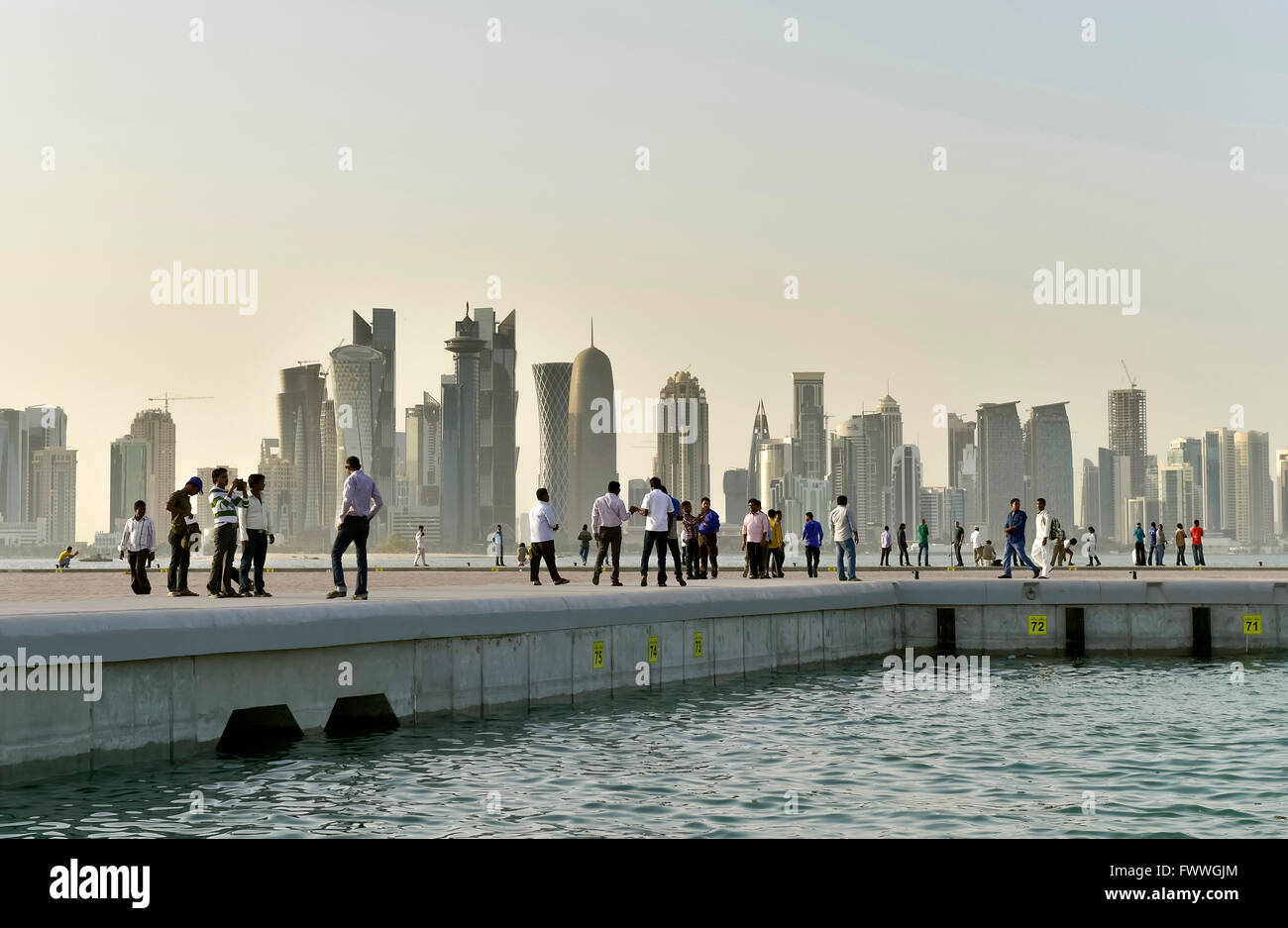 Los transeúntes y horizonte de rascacielos, Doha, Qatar Foto de stock
