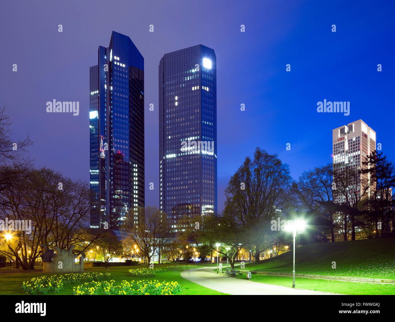 La sede de Deutsche Bank en la noche, espejos de torres altas, Frankfurt am Main, Hesse, Alemania Foto de stock