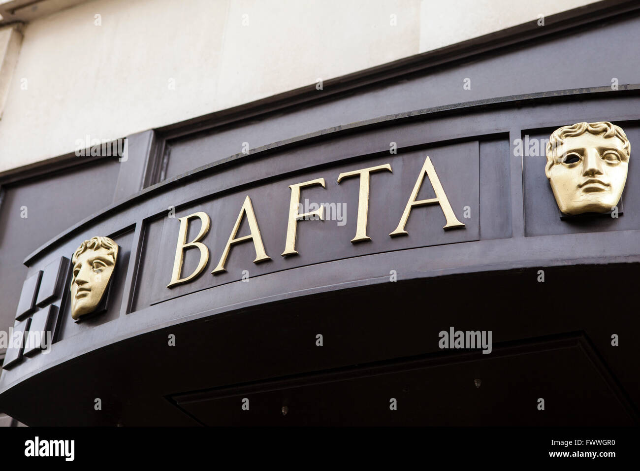 Londres, Reino Unido - 07 ABRIL 2016: El signo de la Academia Británica de las Artes Cinematográficas y la televisión sede en 195 Piccadilly en Londo Foto de stock